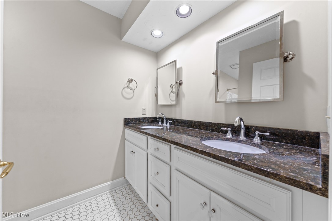 7431 River Oaks Trail Gates Mills OH 44040