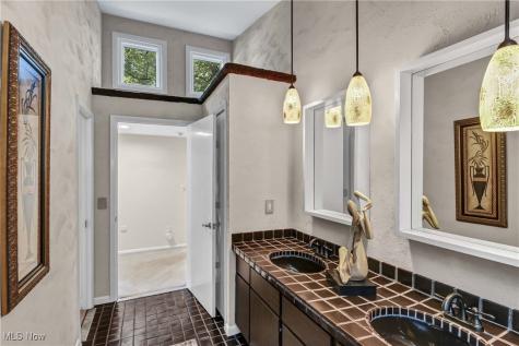 31105 Roxbury Park Drive Bay Village OH 44140