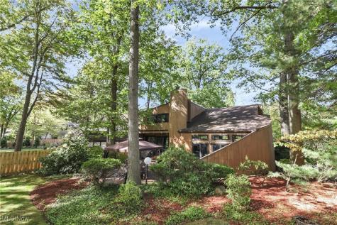 31105 Roxbury Park Drive Bay Village OH 44140