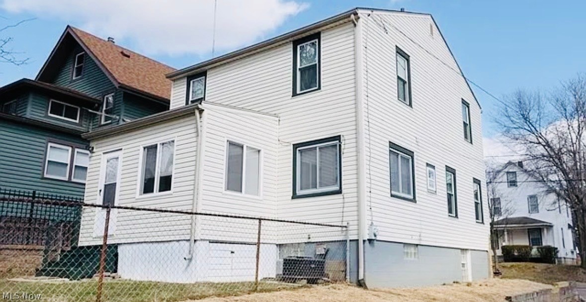 2176 10th Street SW Akron OH 44314