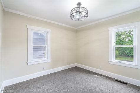 27 Erskine Avenue Youngstown OH 44512