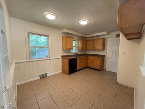 3949 Jo Ann Drive Cleveland OH 44122