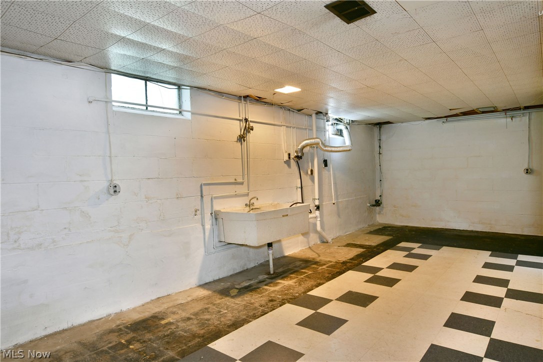 2141 North Road NE Warren OH 44483