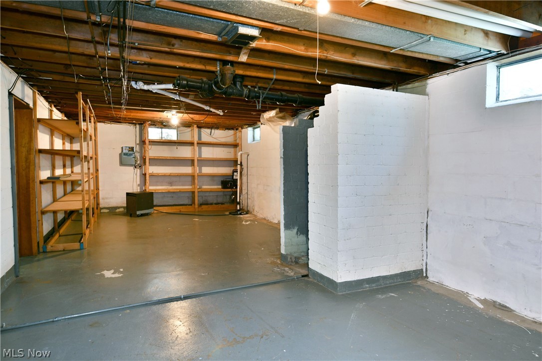 2141 North Road NE Warren OH 44483