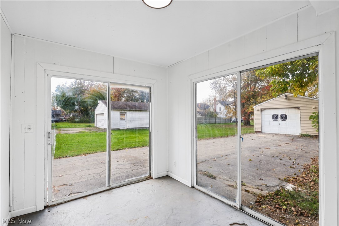 1548 Oak Knoll Avenue SE Warren OH 44484