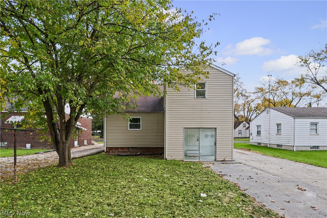 1548 Oak Knoll Avenue SE Warren OH 44484