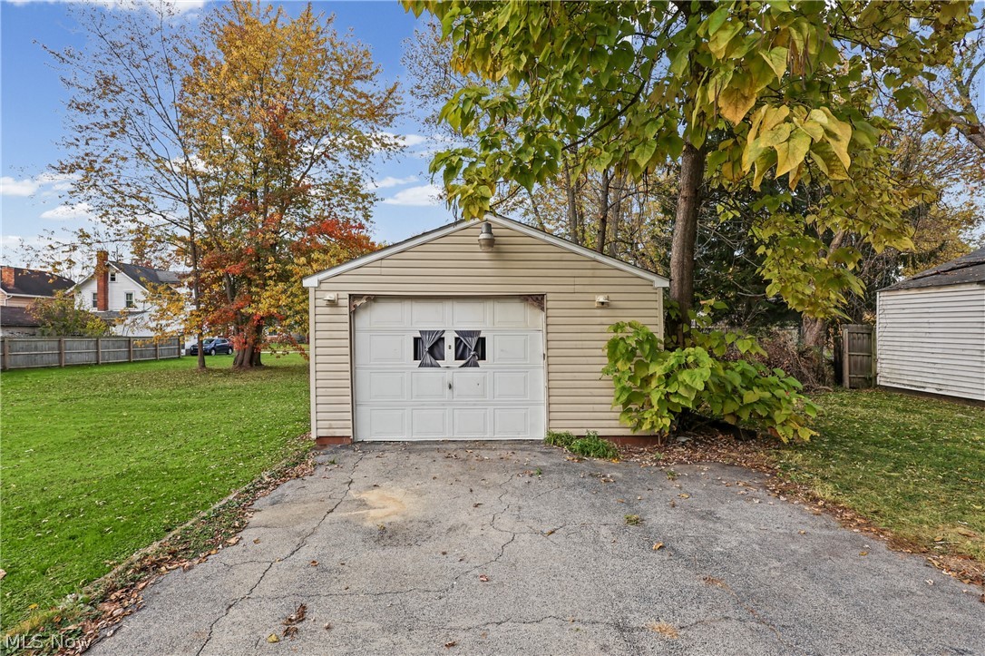 1548 Oak Knoll Avenue SE Warren OH 44484
