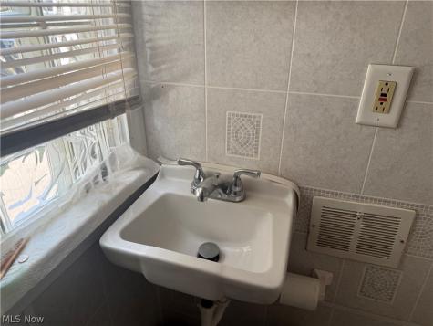 16803 Eldamere Cleveland OH 44128
