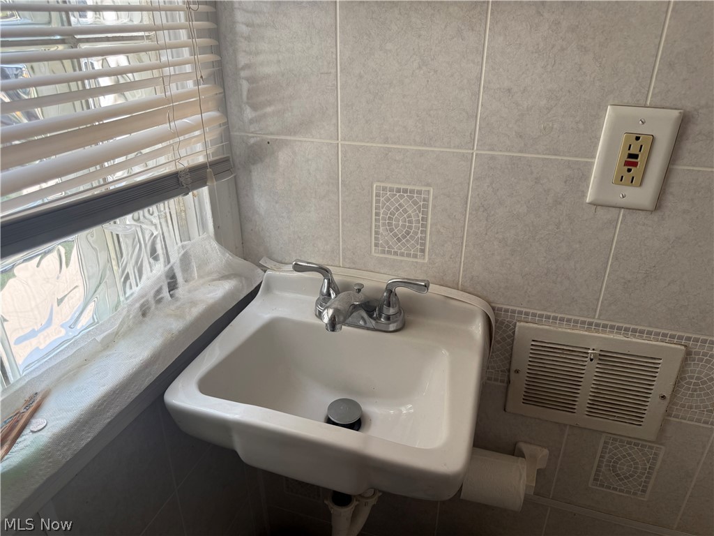 16803 Eldamere Cleveland OH 44128