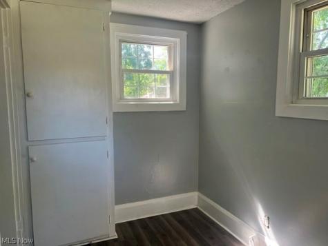 140 South Street NW Navarre OH 44662