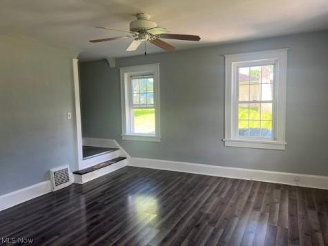 140 South Street NW Navarre OH 44662