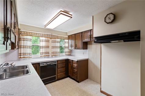 608 Applegrove Street NW North Canton OH 44720