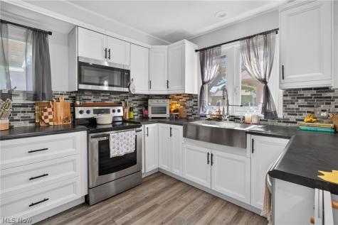 4272 Brockley Avenue Sheffield Lake OH 44054