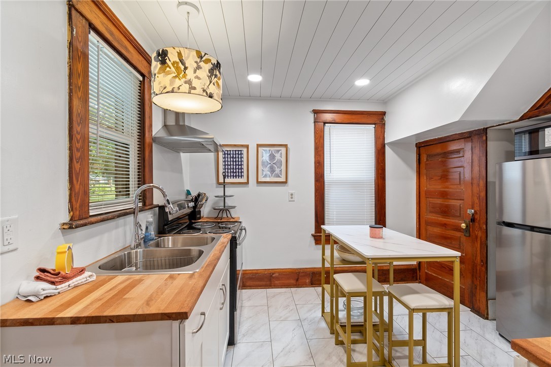 1422 Burbank Wooster OH 44691