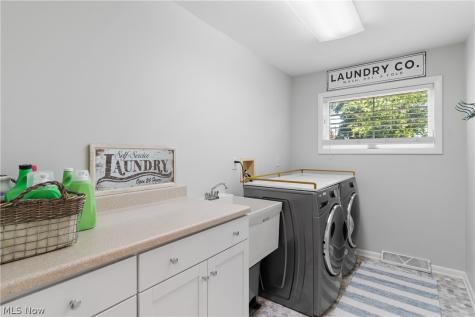 1001 Oneida Trail SW Hartville OH 44632
