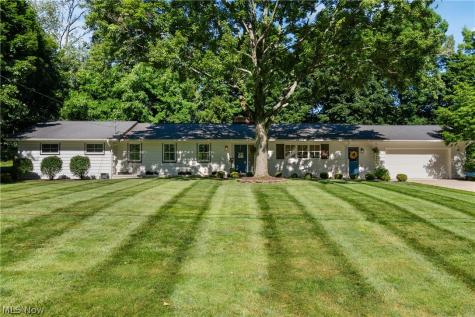 1001 Oneida Trail SW Hartville OH 44632