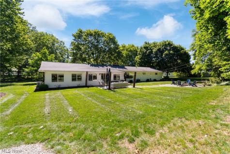 1001 Oneida Trail SW Hartville OH 44632