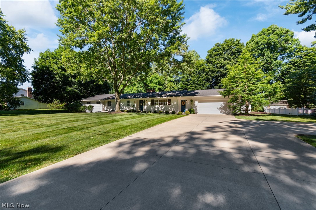 1001 Oneida Trail SW Hartville OH 44632