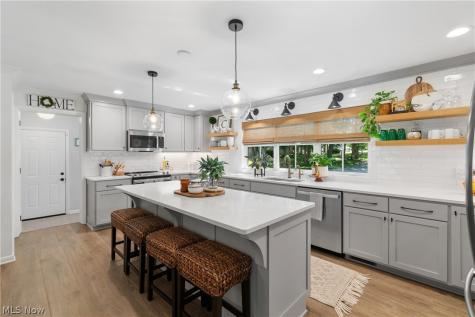 1001 Oneida Trail SW Hartville OH 44632