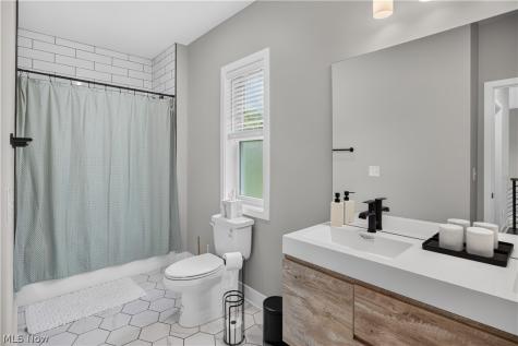 7598 Woodland Avenue Hudson OH 44236