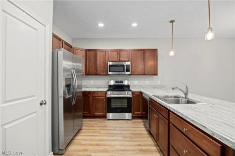 556 Eldemire Lane Elyria OH 44035