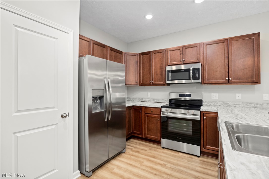 556 Eldemire Lane Elyria OH 44035