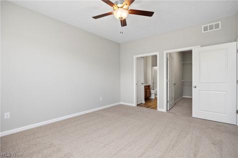 556 Eldemire Lane Elyria OH 44035
