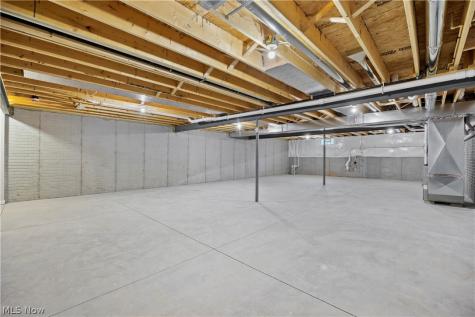 556 Eldemire Lane Elyria OH 44035