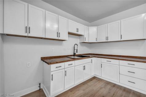 7106 Lawnview Avenue Cleveland OH 44103