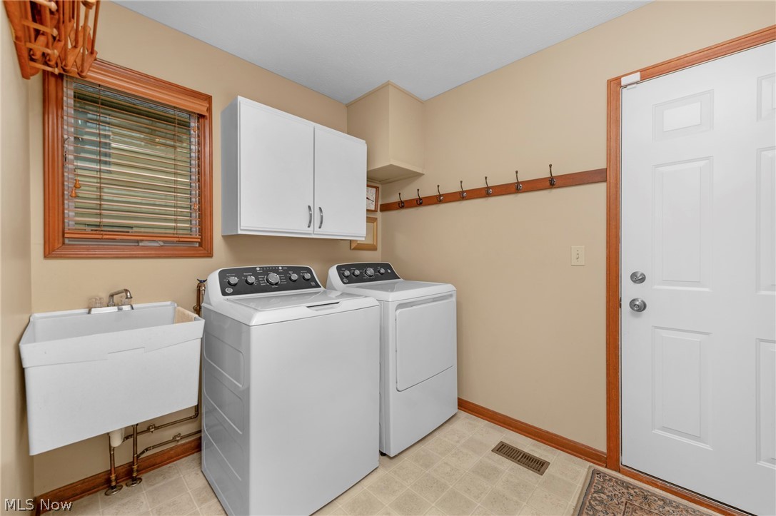 1916 Hunters Point Lane Westlake OH 44145