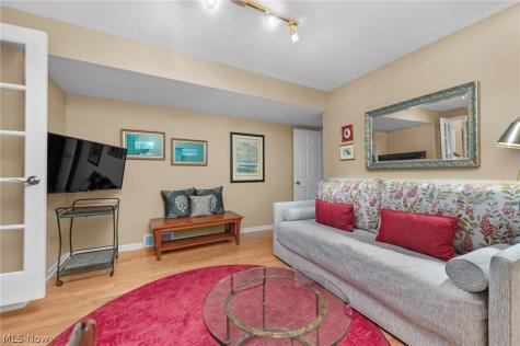 1916 Hunters Point Lane Westlake OH 44145