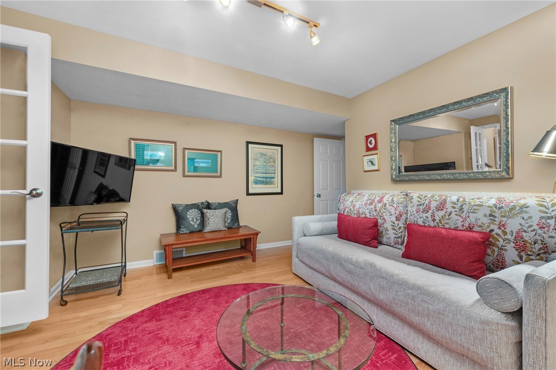 1916 Hunters Point Lane Westlake OH 44145