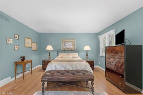 1916 Hunters Point Lane Westlake OH 44145