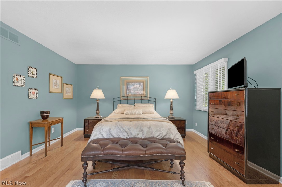 1916 Hunters Point Lane Westlake OH 44145