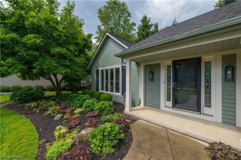1916 Hunters Point Lane Westlake OH 44145