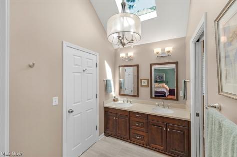 1916 Hunters Point Lane Westlake OH 44145