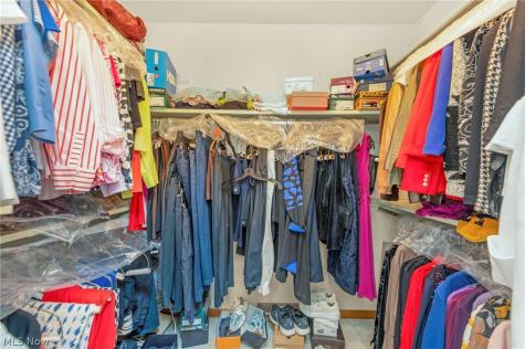 1916 Hunters Point Lane Westlake OH 44145