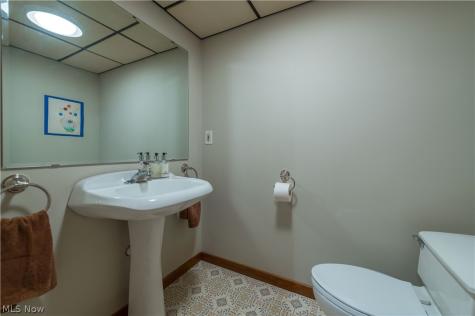 1916 Hunters Point Lane Westlake OH 44145