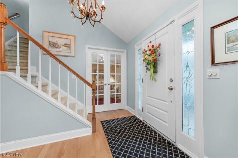 1916 Hunters Point Lane Westlake OH 44145