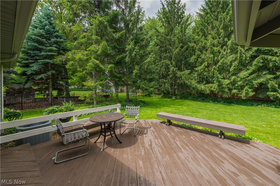 1916 Hunters Point Lane Westlake OH 44145