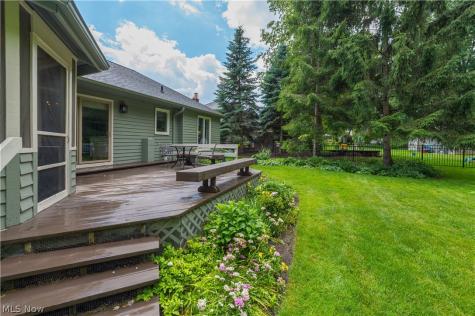 1916 Hunters Point Lane Westlake OH 44145