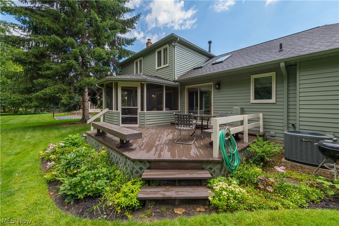 1916 Hunters Point Lane Westlake OH 44145