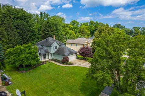 1916 Hunters Point Lane Westlake OH 44145
