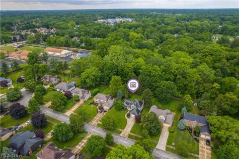 1916 Hunters Point Lane Westlake OH 44145