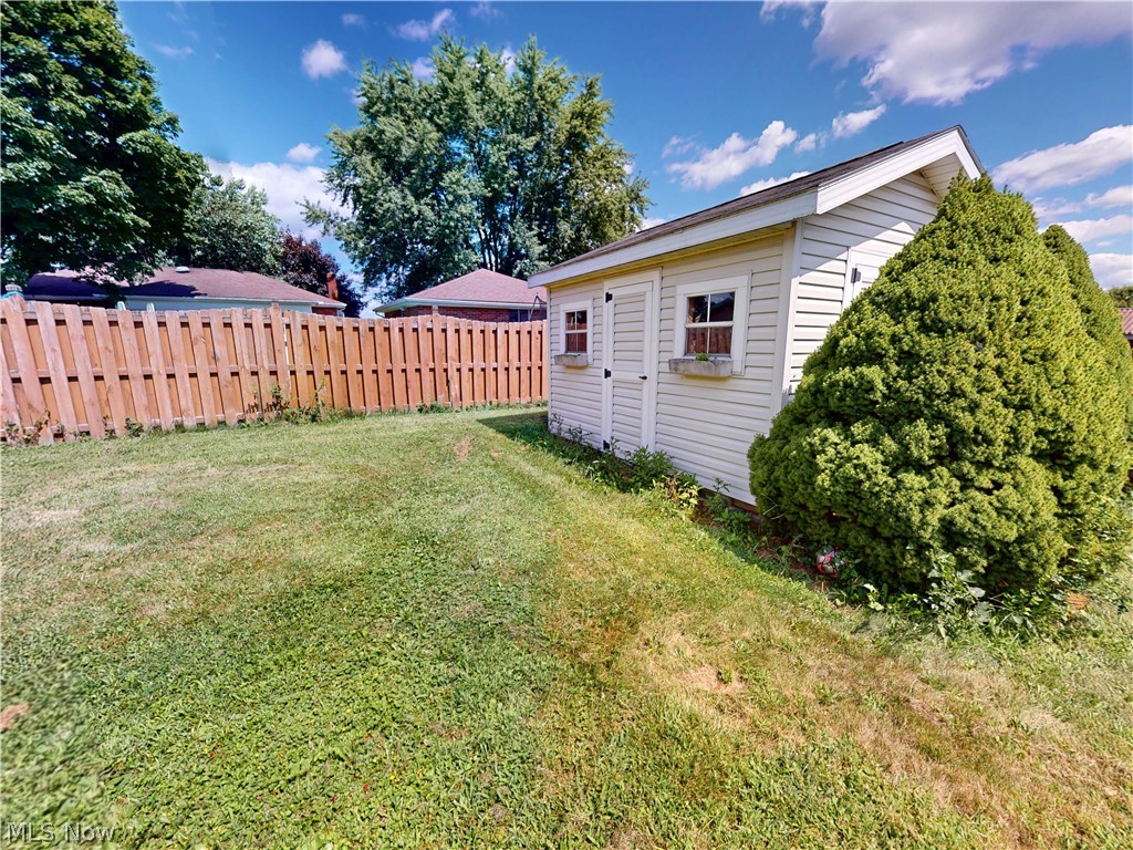 615 Edison Street Struthers OH 44471