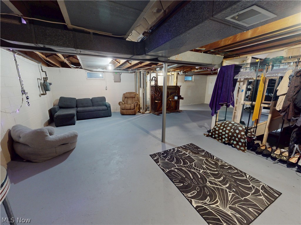 615 Edison Street Struthers OH 44471