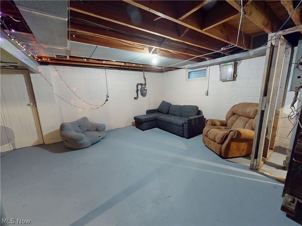 615 Edison Street Struthers OH 44471