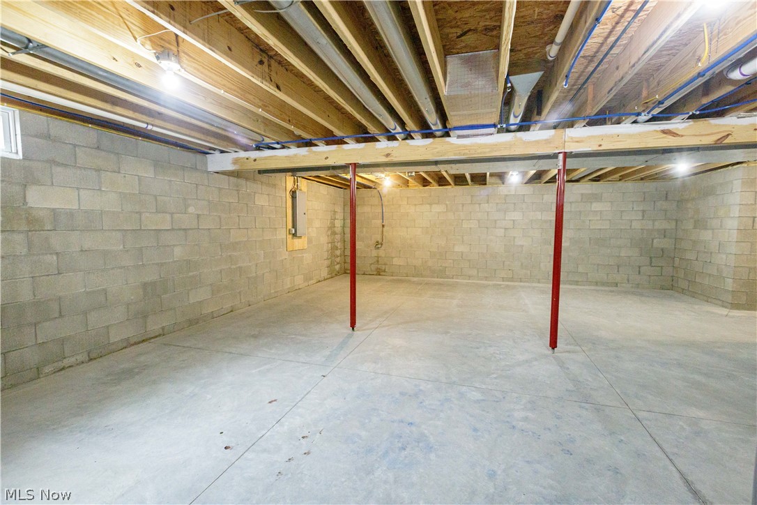 10916 Madlyn Street NE Bolivar OH 44612