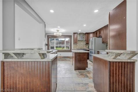 28610 Lynhaven Drive North Olmsted OH 44070