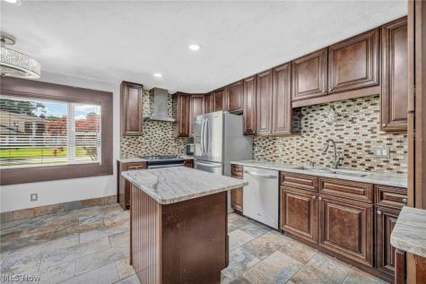 28610 Lynhaven Drive North Olmsted OH 44070